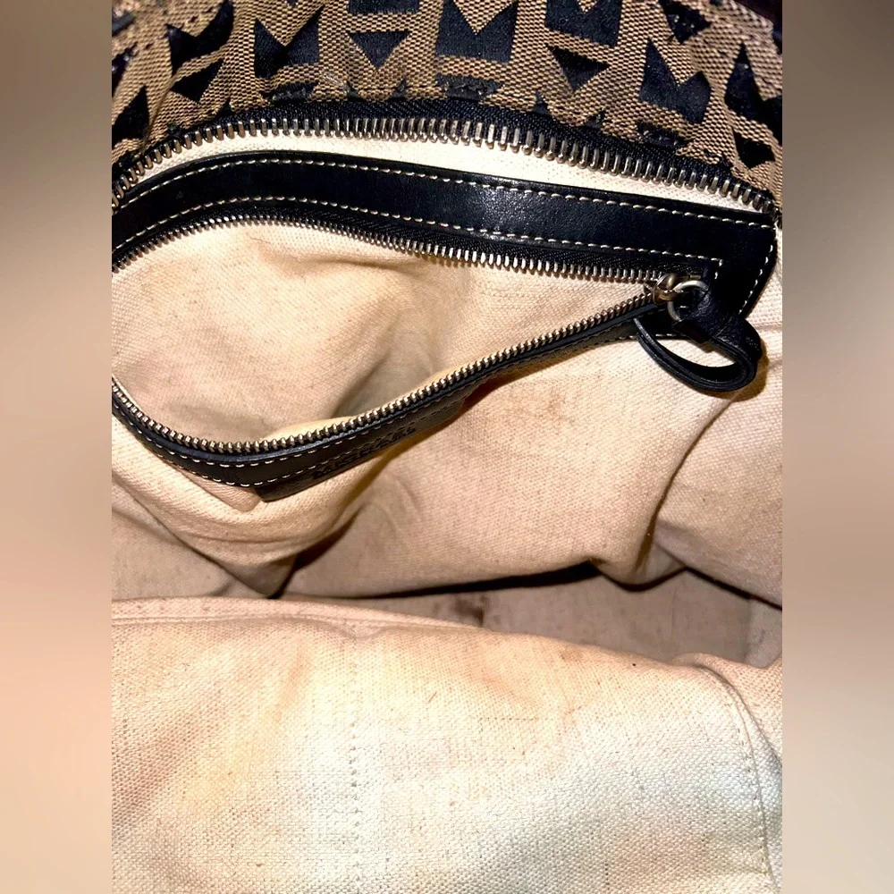 MICHAEL KORS: Signature Black/Cream Tote purse
